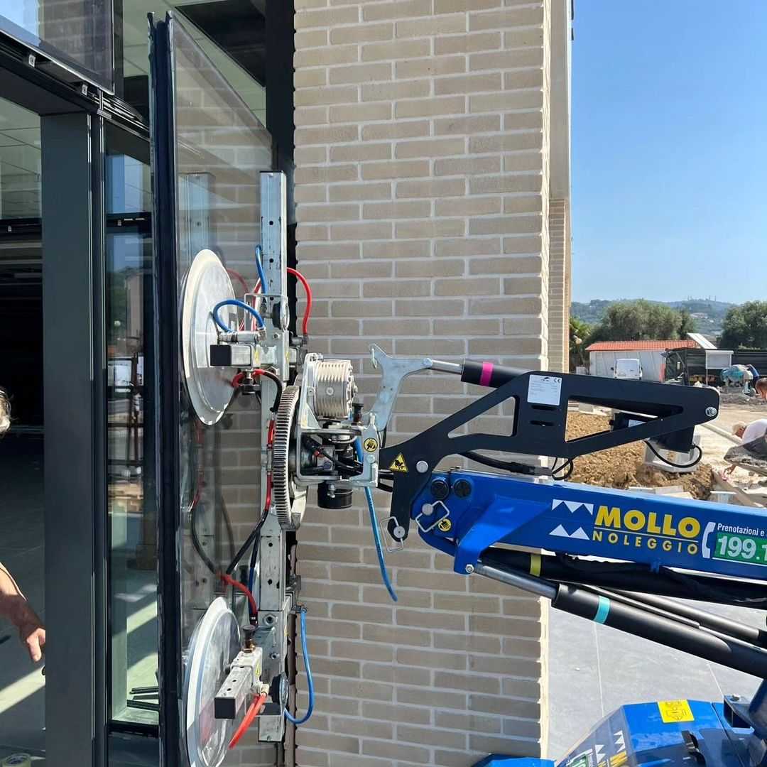 Facciata continua @metrabuilding POLIEDRA - SKY50EUROSPIN Diano Marina @arimondosrl #carpenteria #madeinitaly #design #facciatecontinue #eurospin (4)