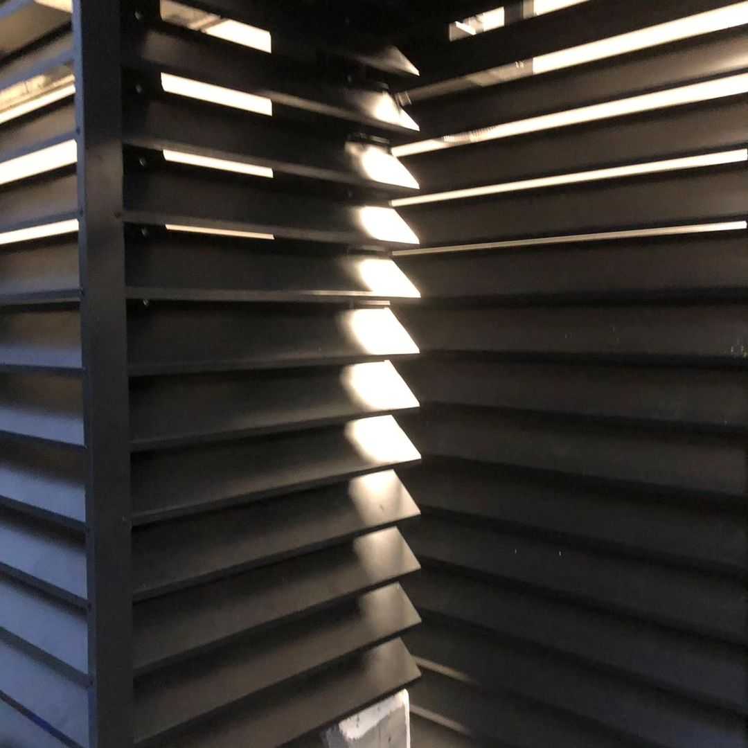 Griglie di aereazione @arimondosrl realizzate con l 'installazione di lamelle serie frangisole LOUVRES @metrabuilding #carpenteria#frangisole #liguria#pam#madeinitaly #griglie